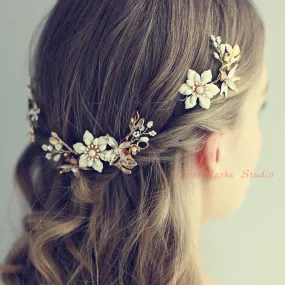 C191. white floral hair pins set