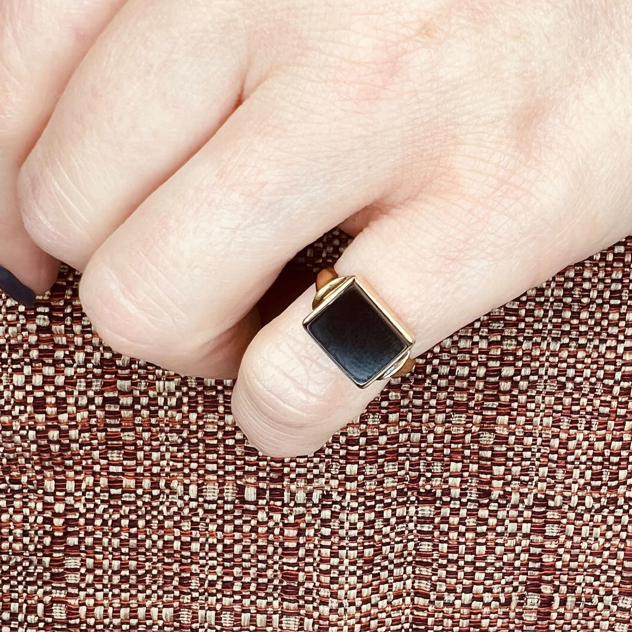 Handsome Onyx & 10k Gold Signet Ring